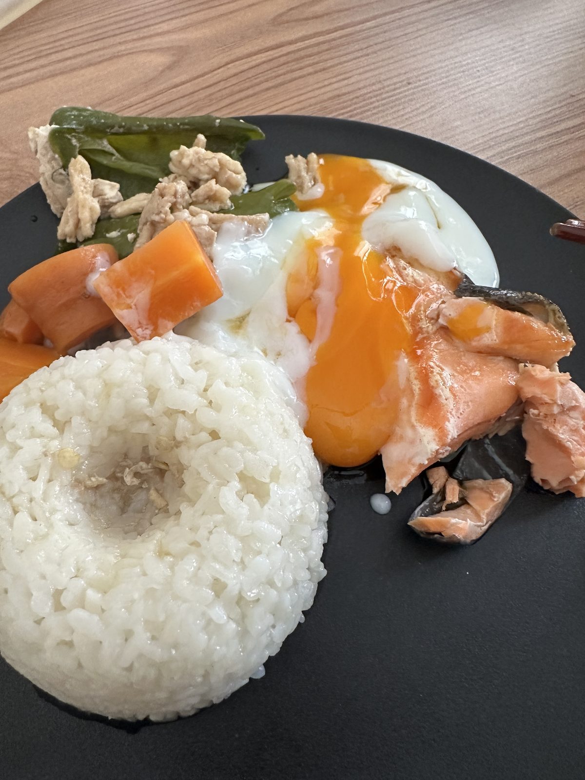 （鮭・半熟卵・鶏ひき肉・人参・白米）