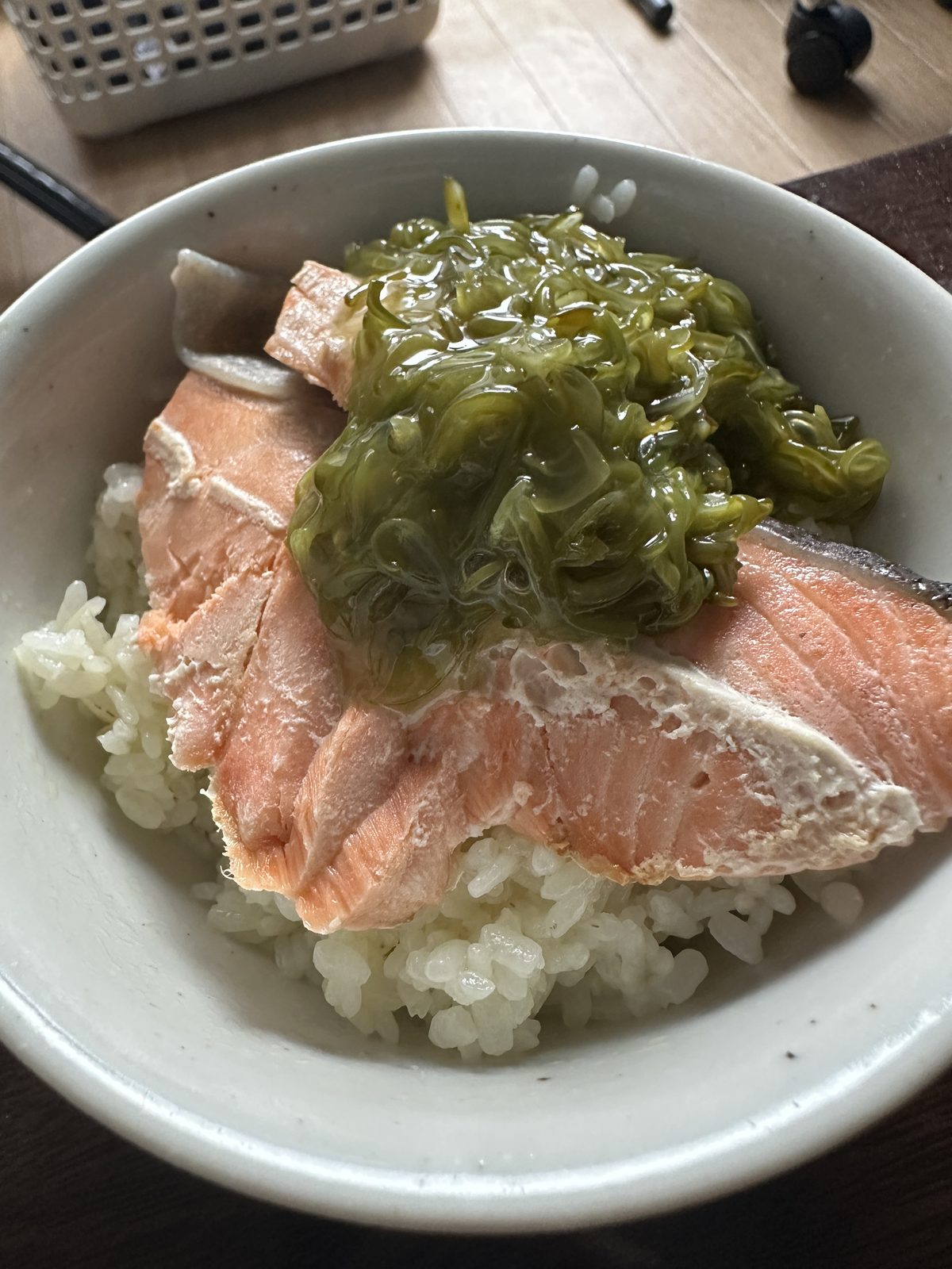 朝食（5:58頃）— 白米ご飯・ぎんざけ・めかぶ（味なし）