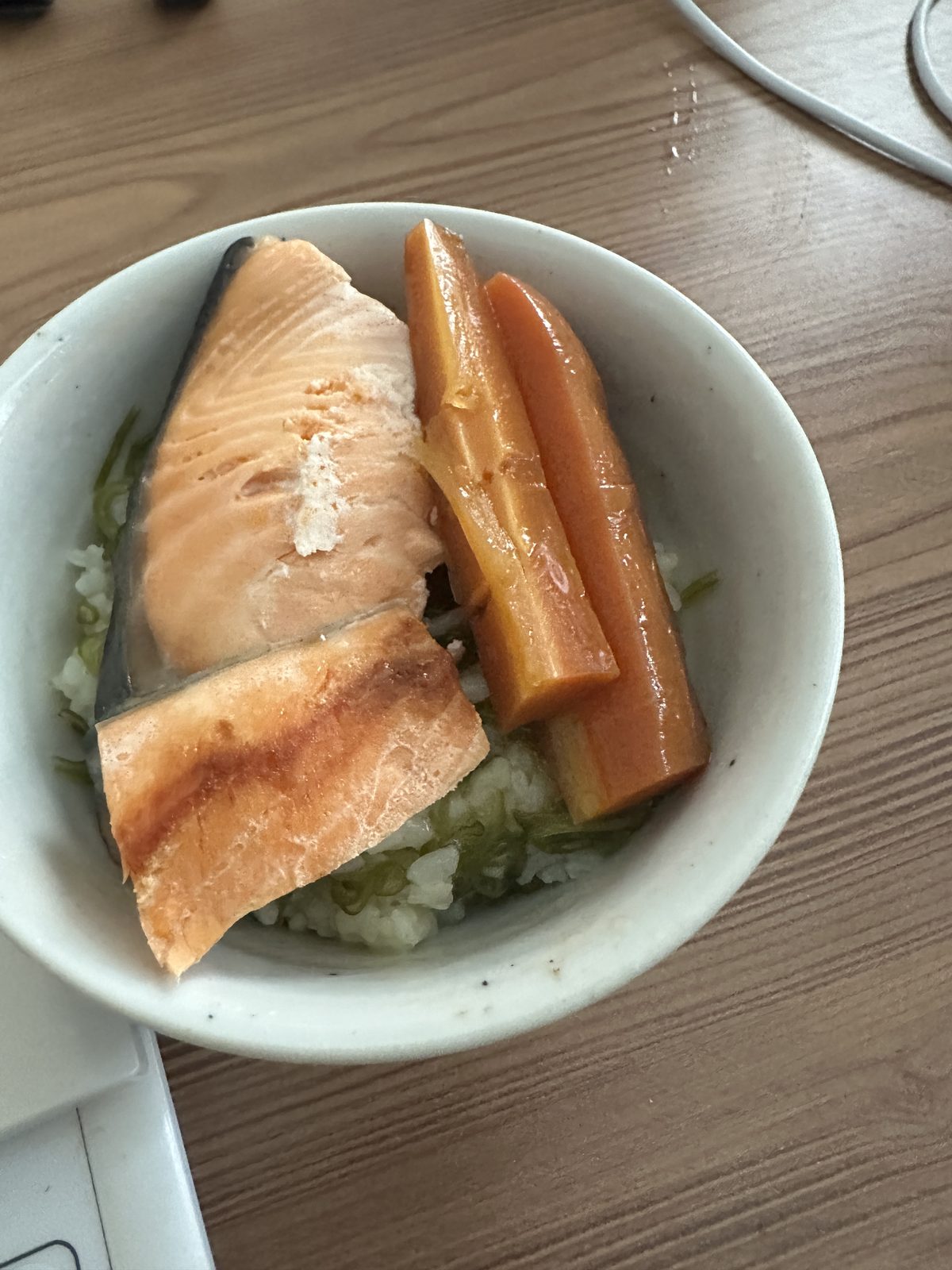 朝食（6:08頃）— 白米ご飯・ぎんざけ・にんじん・めかぶ（味なし）