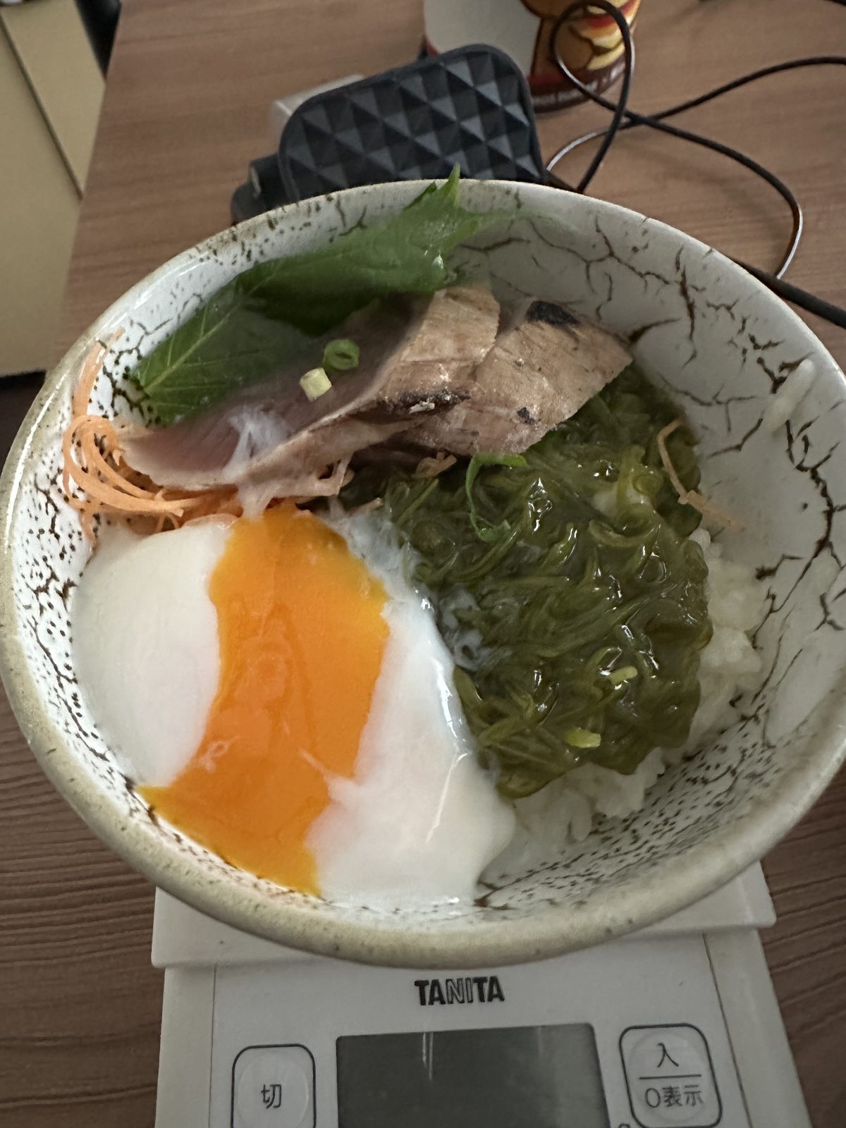 朝食（5:50頃）— 白米ご飯・めかぶ（味なし）・温泉卵・かつお刺身・大葉・大根のつま・小口ねぎ（青い部分は低FODMAP）