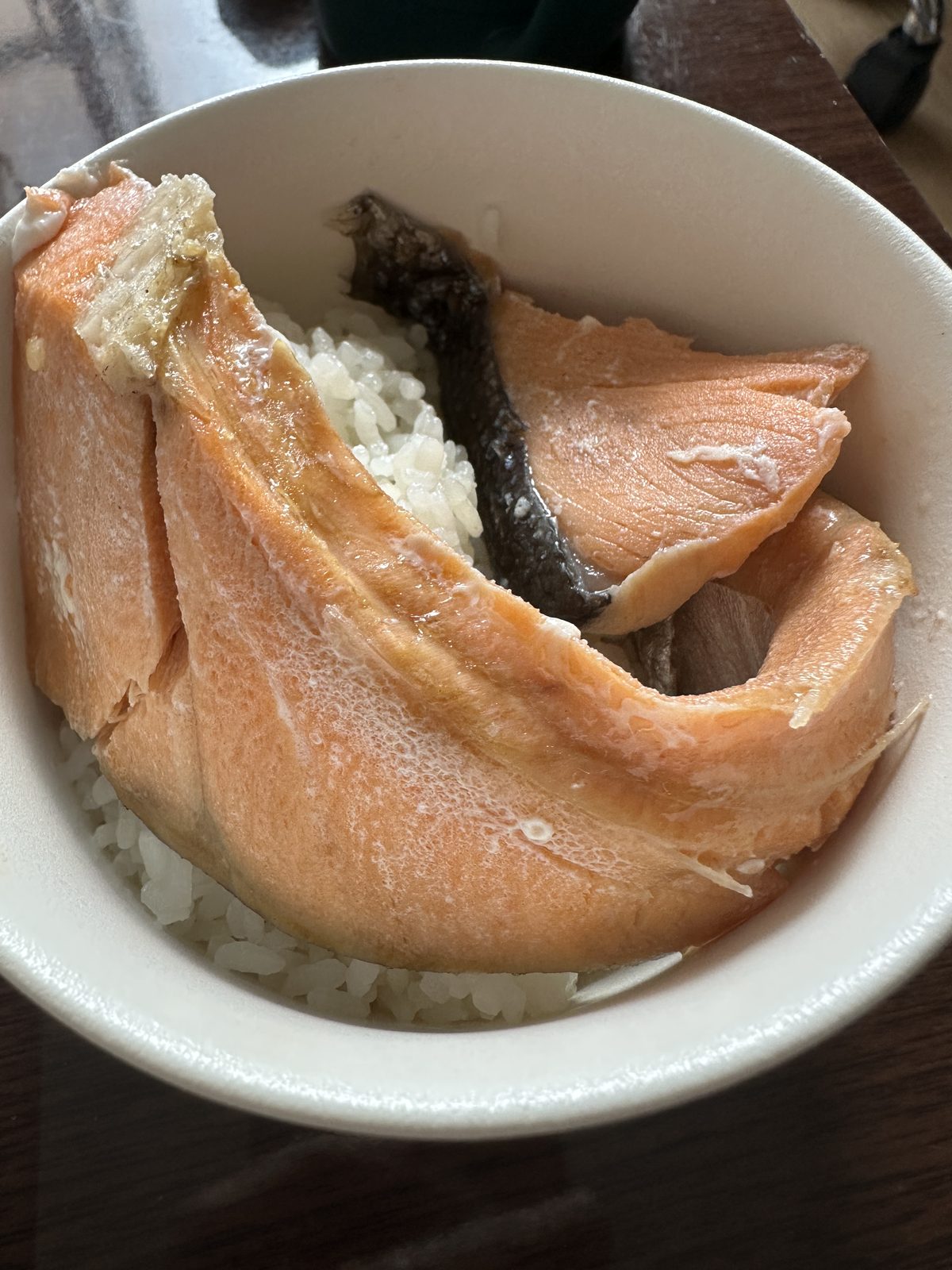 昼食（14:31頃）— 白米ご飯・甘塩銀鮭切身