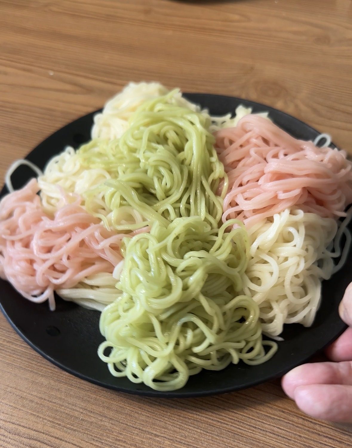 昼食（11:30）— 三色そうめん（白・緑・ピンク）。そうめんテスト1日目・撮影用