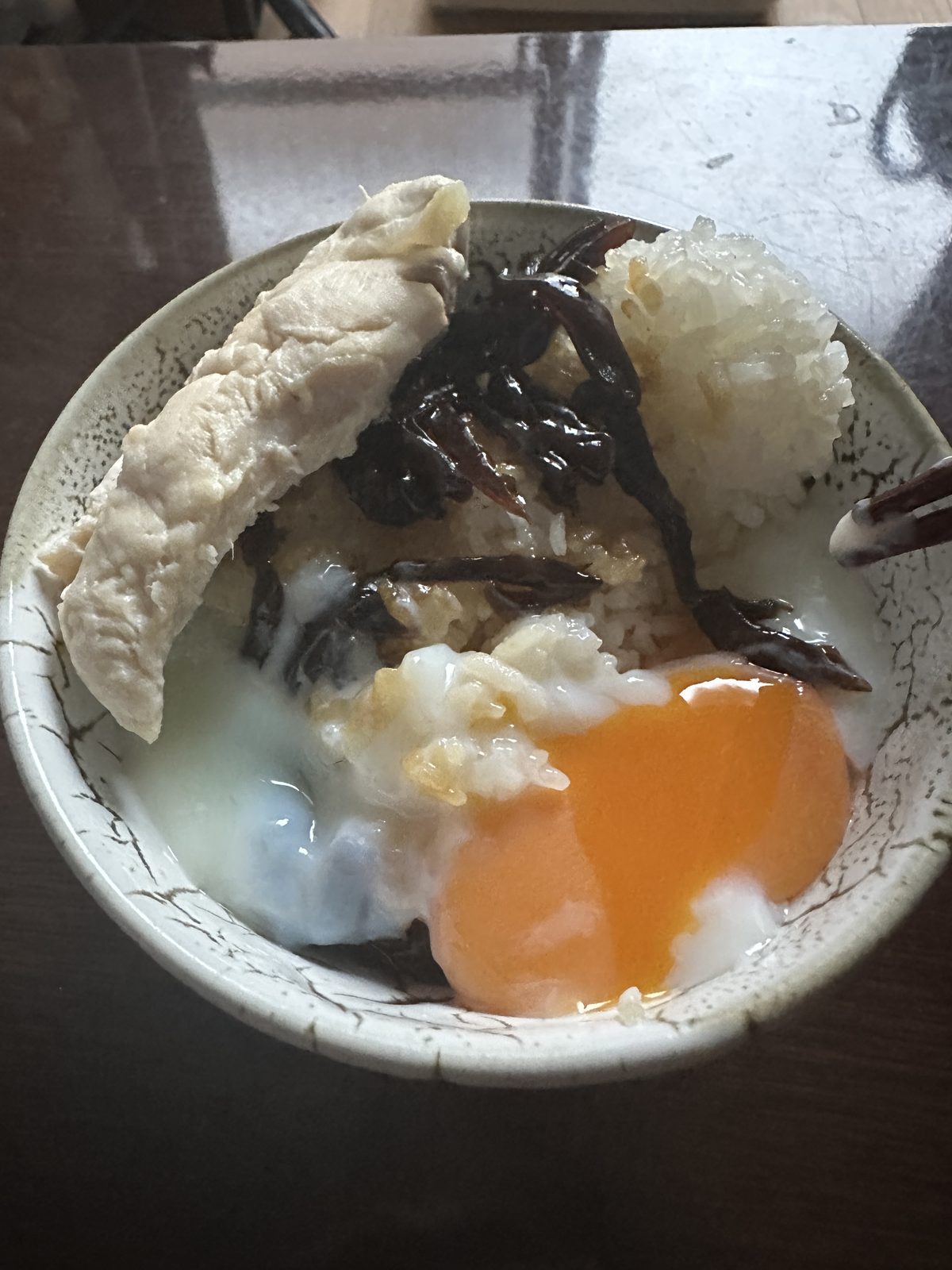 朝食（6:07頃）— 白米ご飯・ゆでささみ・温泉卵・しそきくらげ