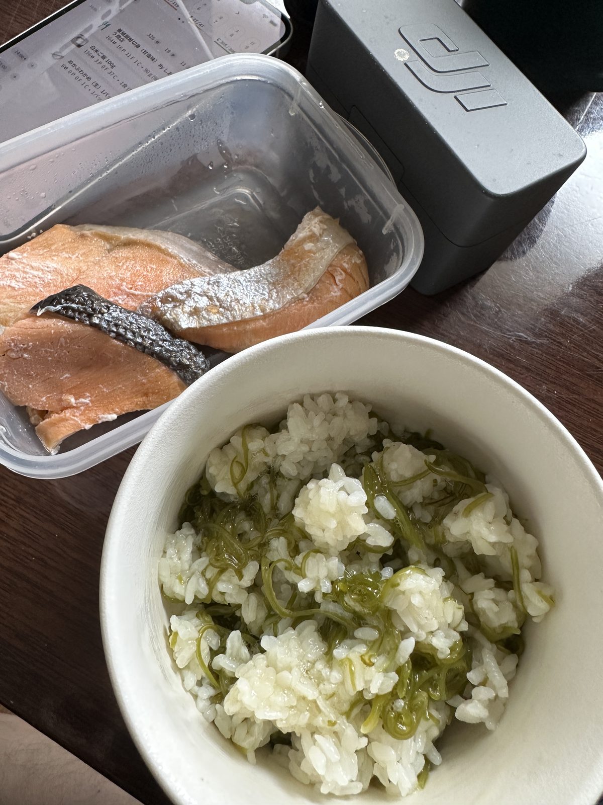 昼食（13:55頃）— めかぶご飯・甘塩銀鮭切身