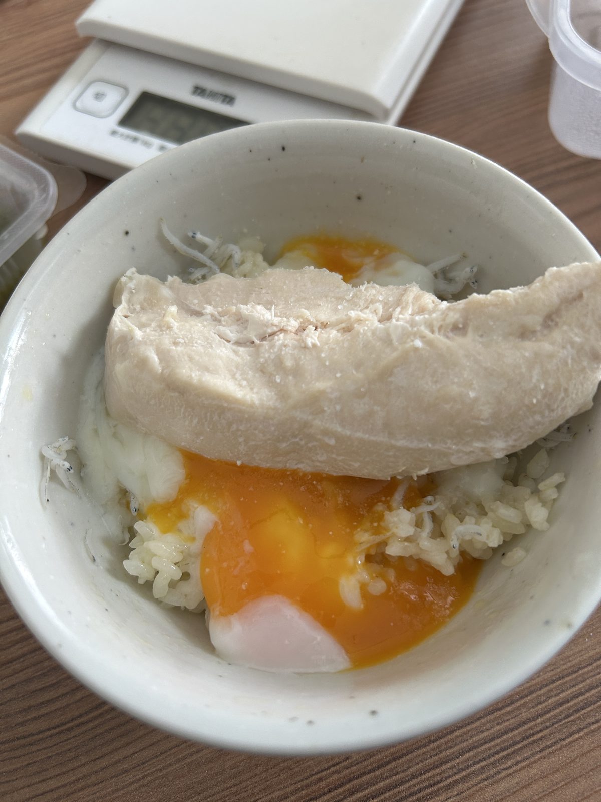 昼食（13:04）— 白米ご飯・ゆでささみ・温泉卵・しらす。スケールで計量