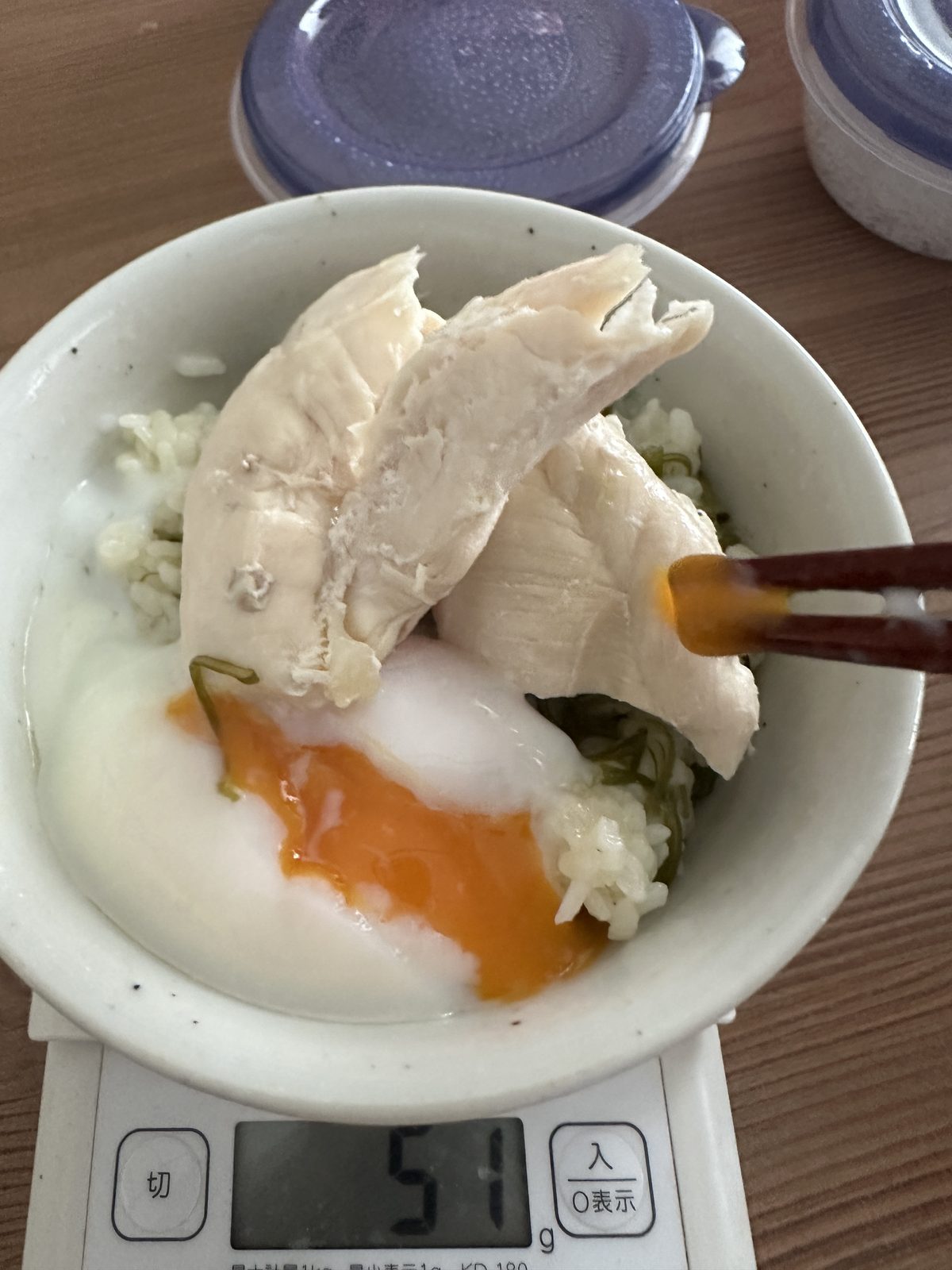 昼食（11:50頃）— めかぶご飯・ゆでささみ・温泉卵。スケールで計量
