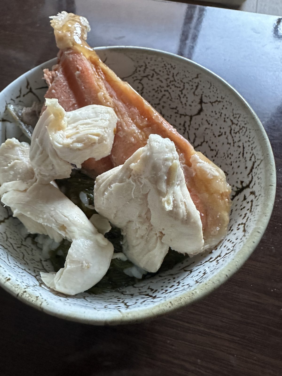 朝食（5:41頃）— 甘塩銀鮭・ゆでささみ・味付めかぶ・白米ご飯