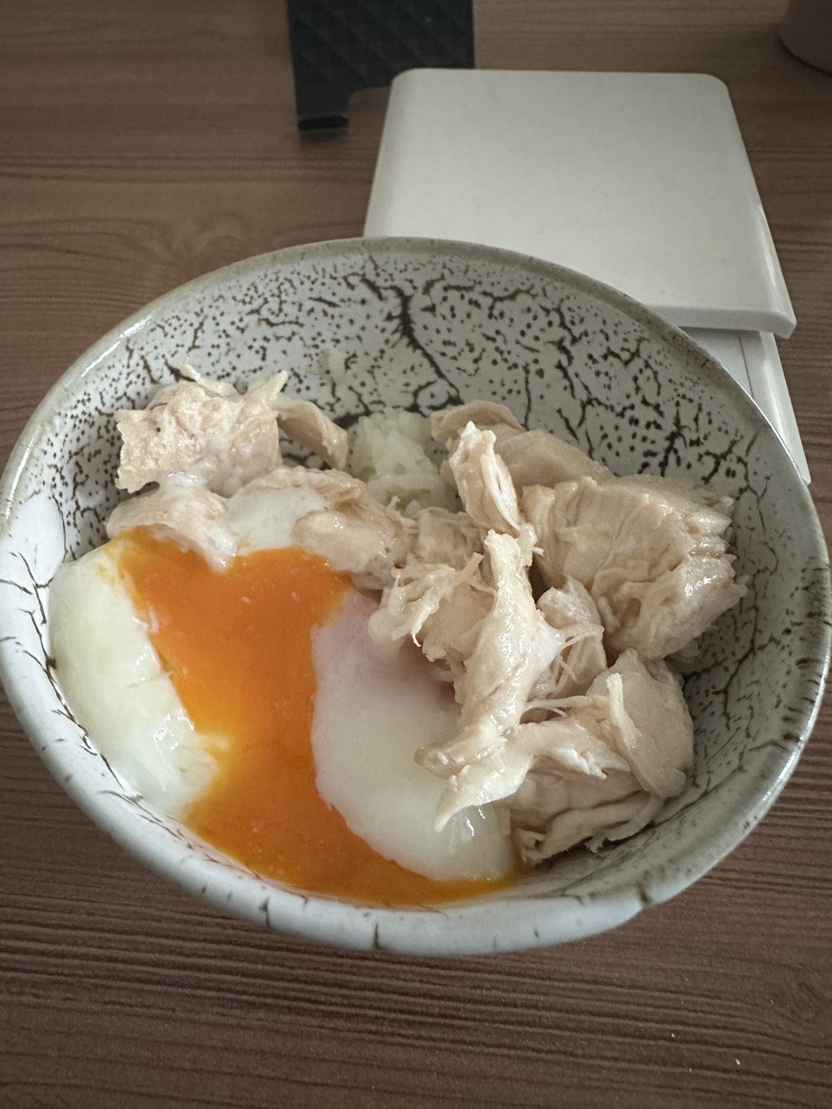 朝食（5:18頃）— 白米ご飯・ゆでささみ・温泉卵。スケールで計量