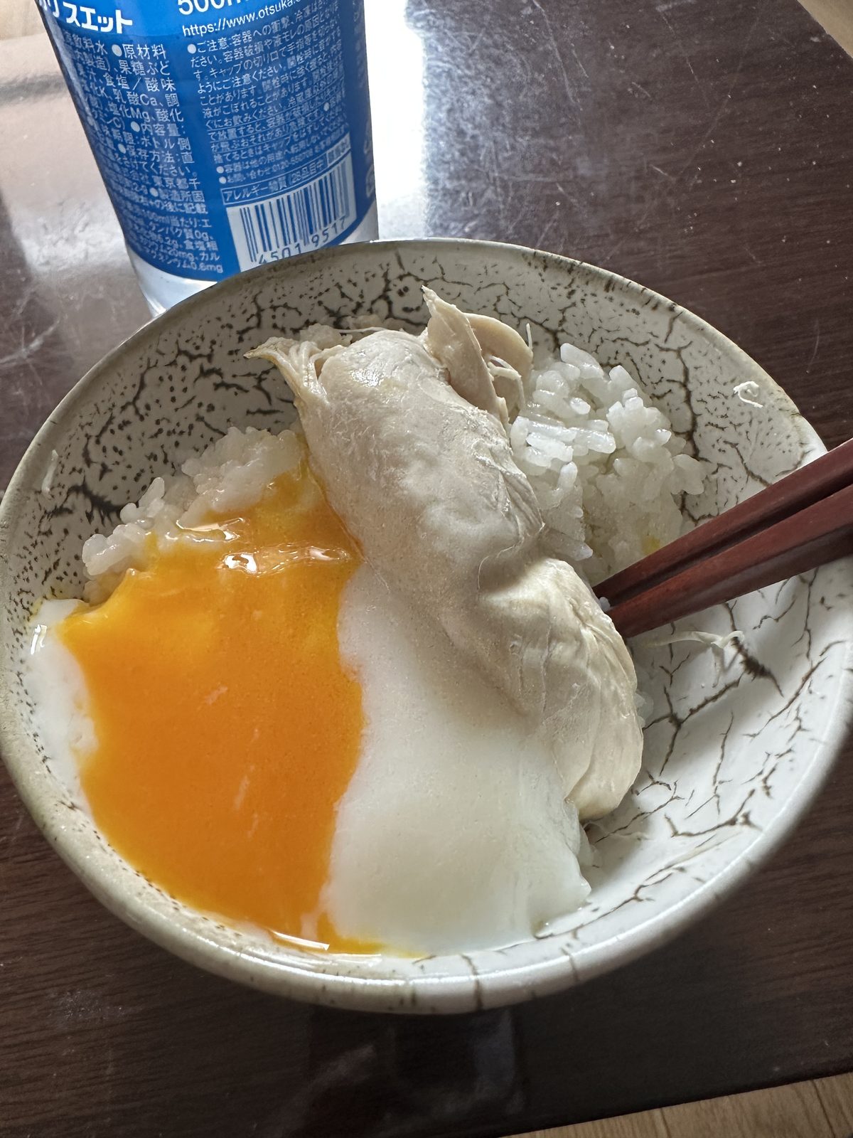 昼食（12:14）— 白米ご飯・ゆでささみ・温泉卵・牡蠣だし醤油。検査前日の消化にいい食事。ポカリスエットで電解質補給