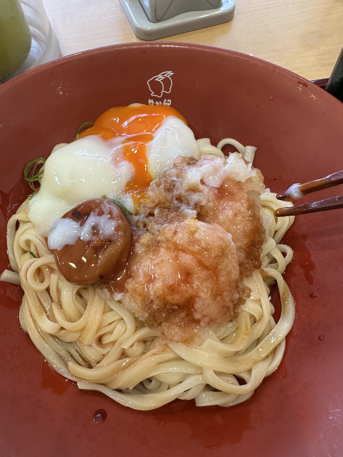 検査後の1食目（15:28）— 冷やしさっぱり梅おろしうどん（セイコーマート）・温泉卵