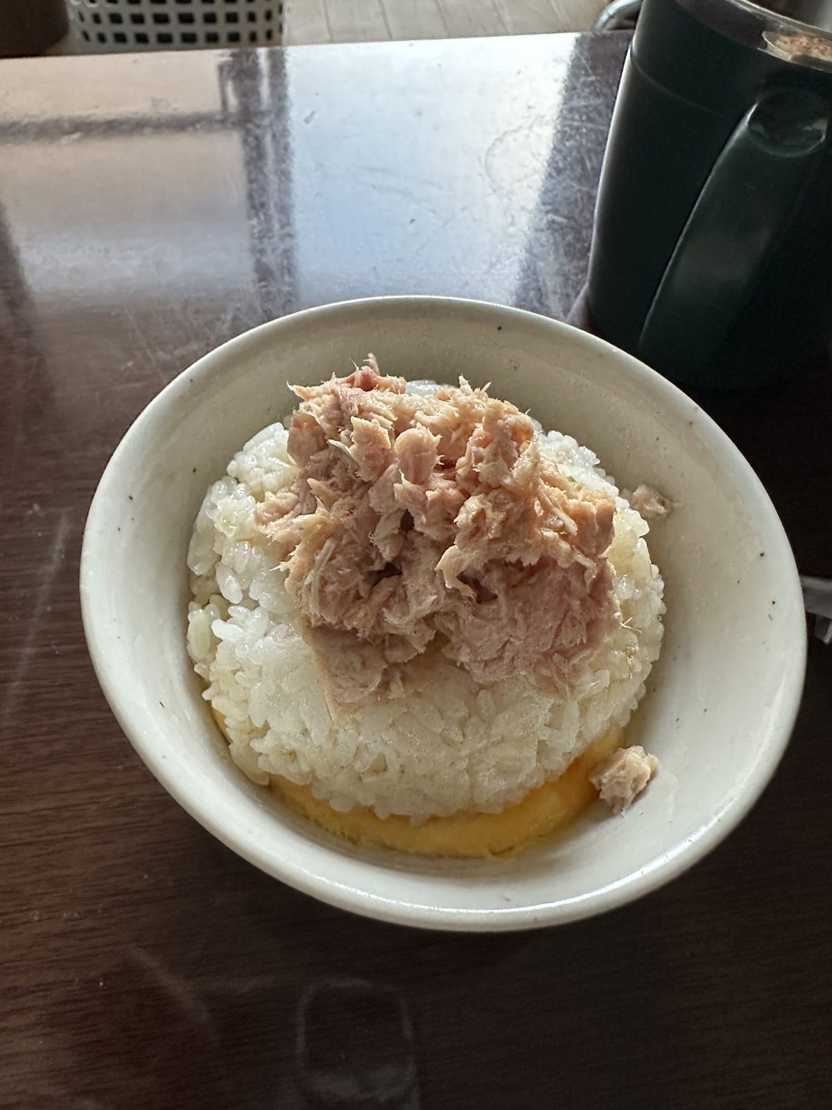 朝食（06:52）— ツナ水煮・温泉卵・白米