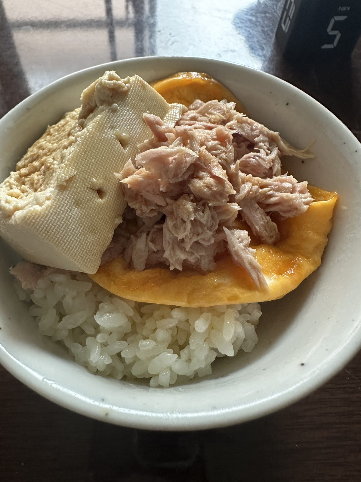 4食目（15:00）— ツナ水煮・温泉卵・木綿豆腐・白米にオリーブ油