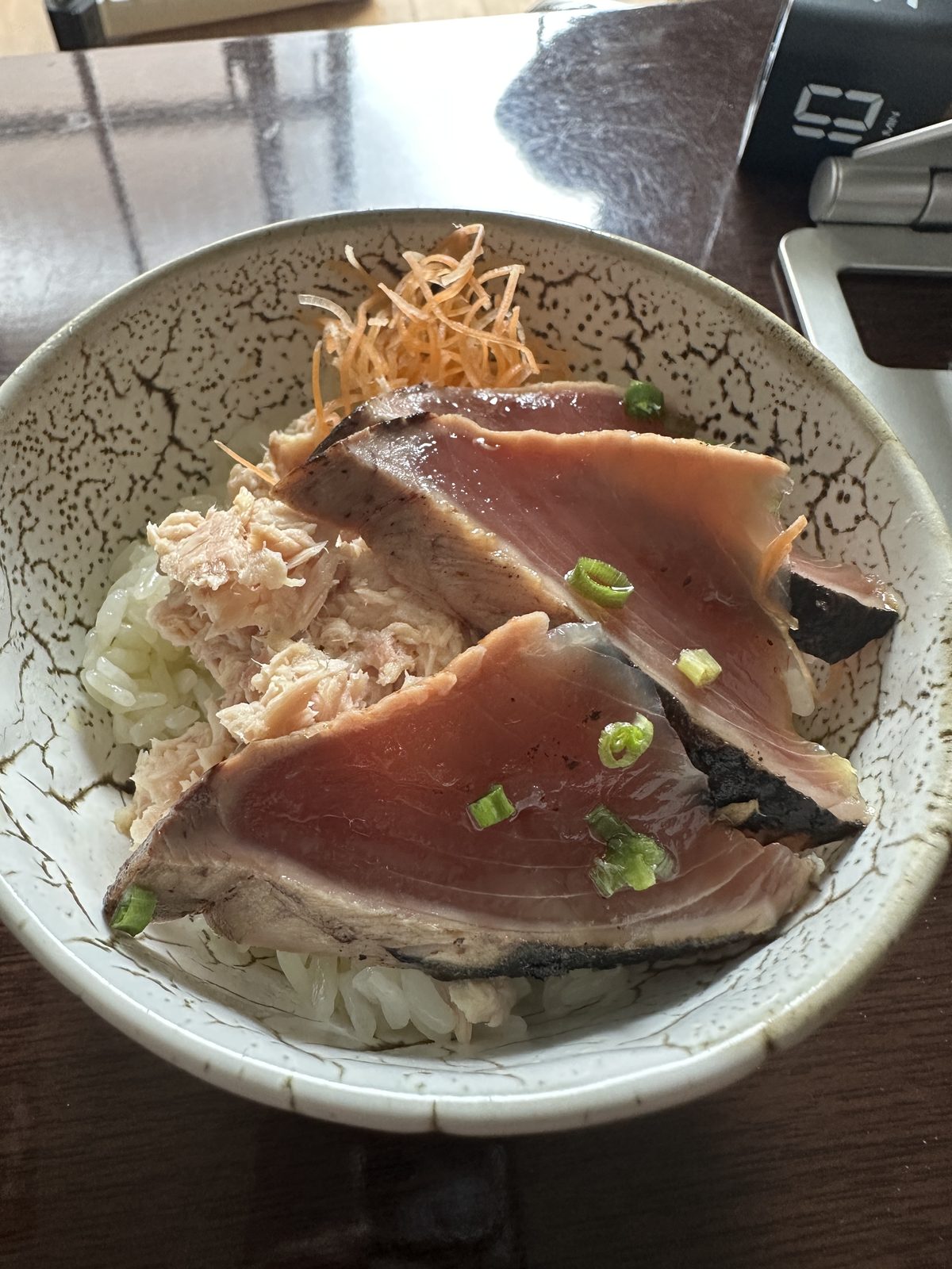 12時台の昼食。 かつおのたたき5切・ツナ水煮・白米・小ねぎ・生姜。⚠️ 制限最終日に生魚。 かつおは高たんぱく低脂質（5切で38kcal）で、脂の負担は小さい。食後の不調は出ていない。