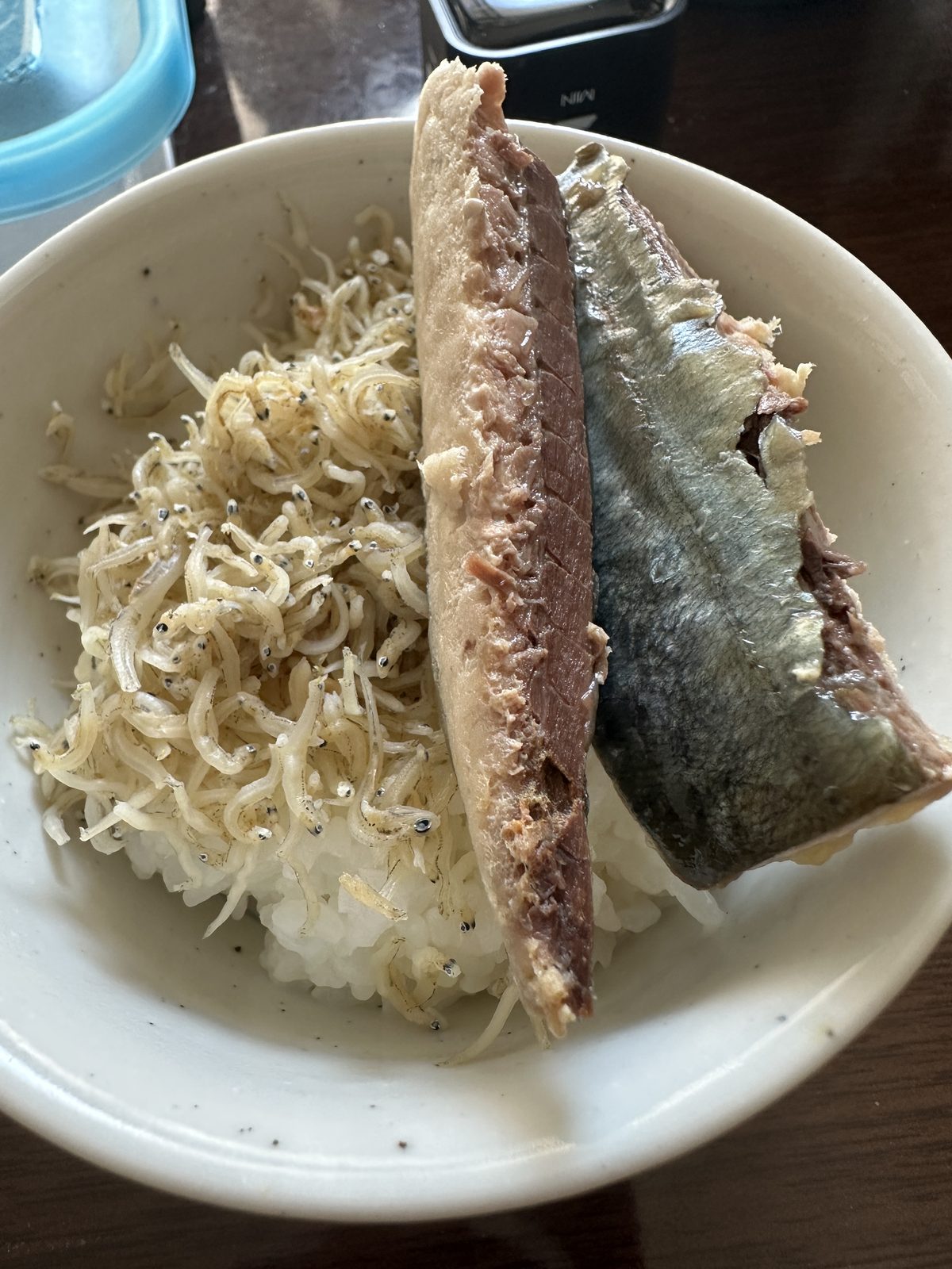 15時台の4食目。 サバフィレー・しらす・白米。繊維は白米ぶんのみ。