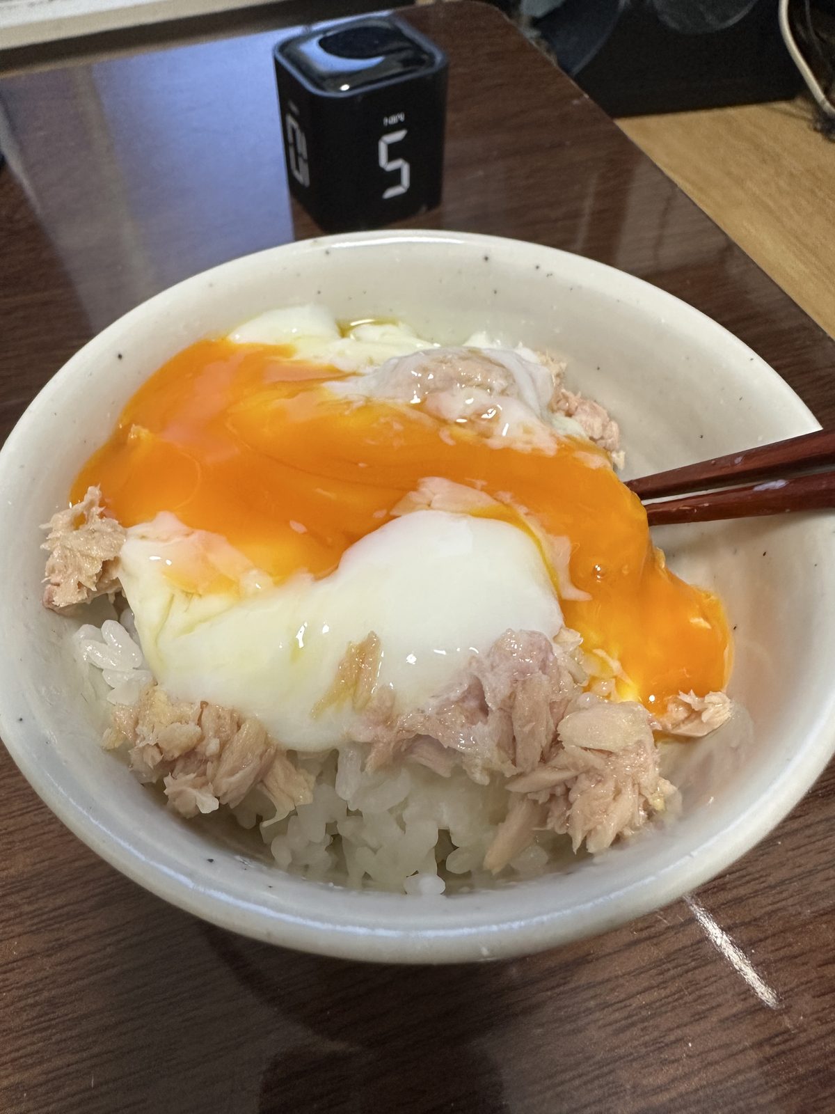 18時台の夕食。 温泉卵・シーチキン水煮・白米。夕食は昨日（18:11）と同じ時間帯に揃えた。