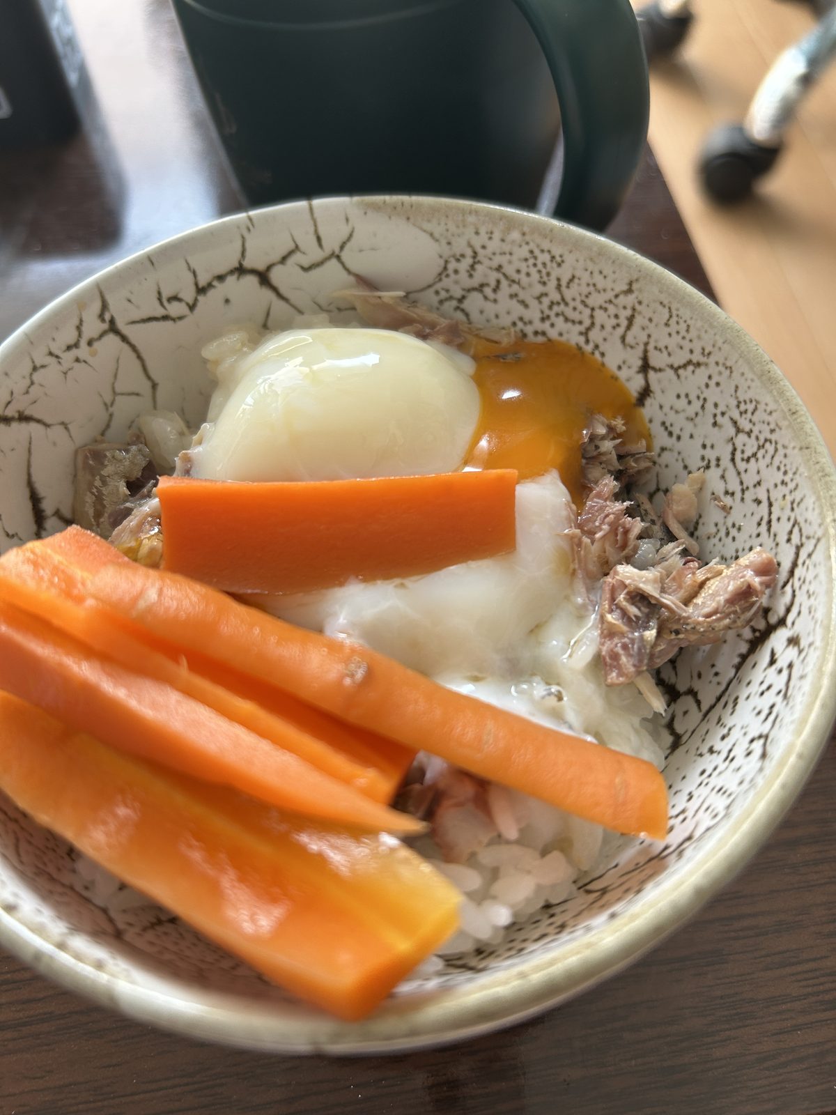 15時台の4食目。 さば水煮・にんじん（皮あり・ゆで）1/4本・温泉卵・白米・牡蠣だし醤油。にんじんは本日2回目（2食目にも1/4本）。
