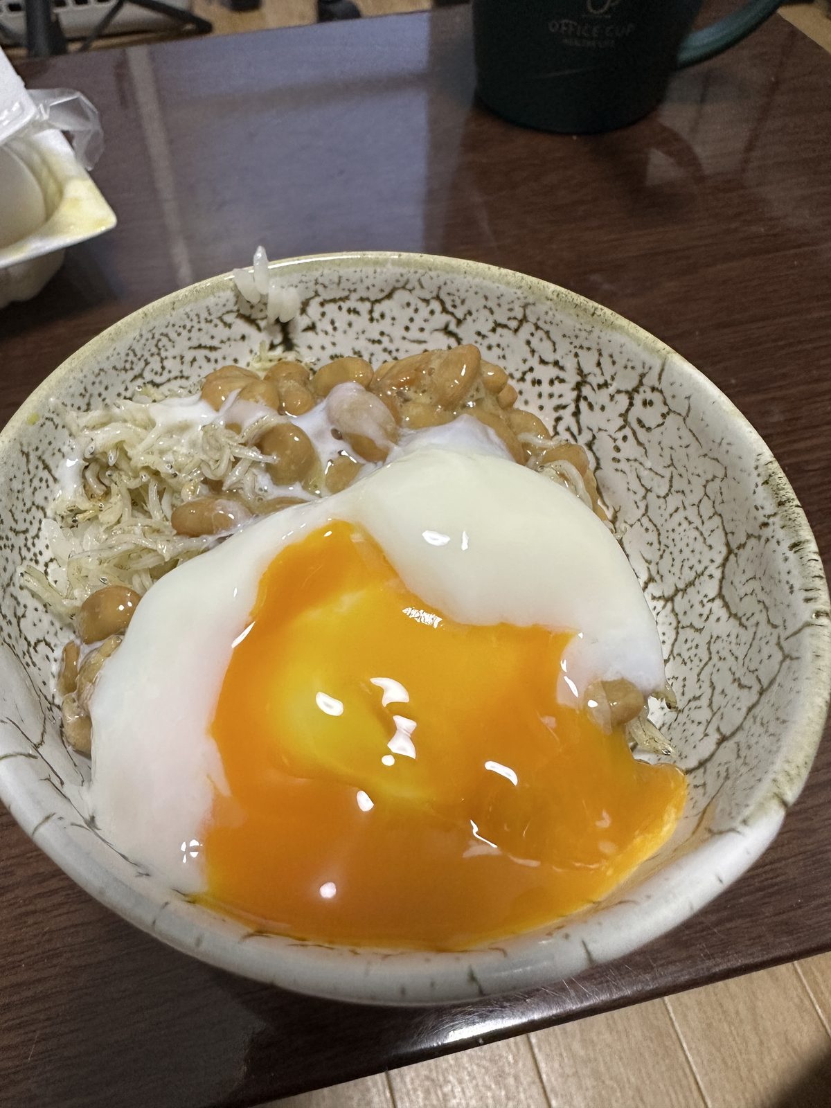 朝食（06:22）。 納豆1パック・しらす・温泉卵・白米。繊維は納豆ぶんのみ。