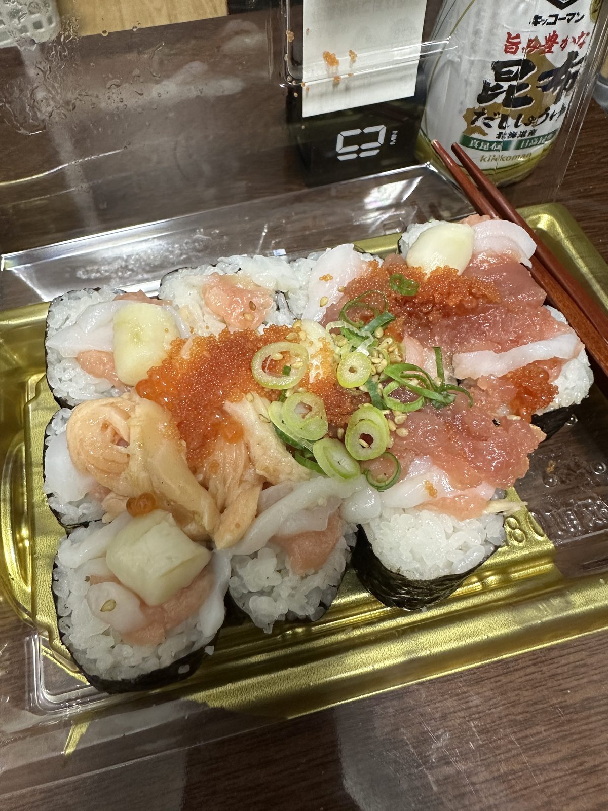 夕食（18:31）。 花濱 海鮮こぼれ寿司。海苔巻きの上にまぐろ・白身・とびこ・ねぎとろ・ガリ・小ねぎがこぼれるほど載っている惣菜寿司。515kcal。おいしく食べられて、食後も苦しくならなかった。