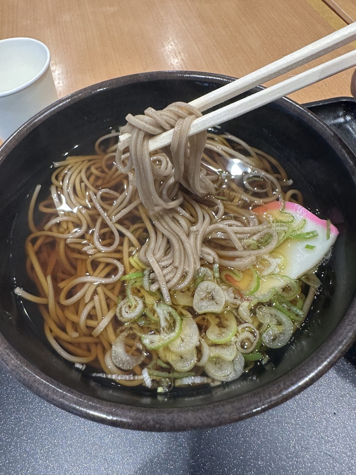 — 15:12 のかけそば。ねぎ・かまぼこ入り。つゆは残した。これで食塩相当が 1.28g に収まっている。